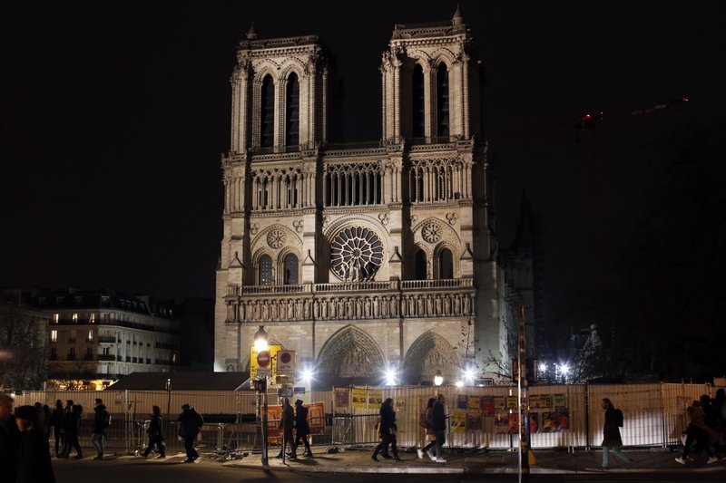 La catedral de Notre Dame aún corre peligro, dice su rector