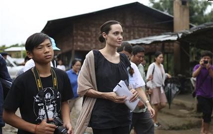 Angelina Jolie Pitt e hijo Pax1-AP.jpg