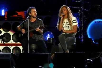 Beyonce y EddieVedder1-AP.jpg