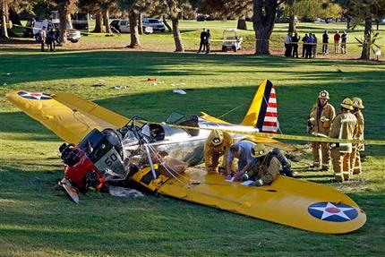 Harrison Ford-piloteaba avión1-AP.jpg