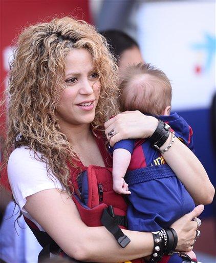 Shakira con su hijo asha1-AP.jpg