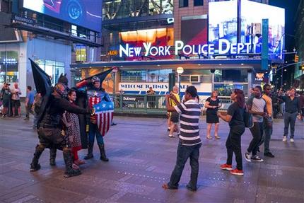 Time Square-fotos disfrazado1-AP.jpg